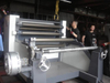 Machine de gaufrage de papier rouleau à rouleau pour sac à provisions.