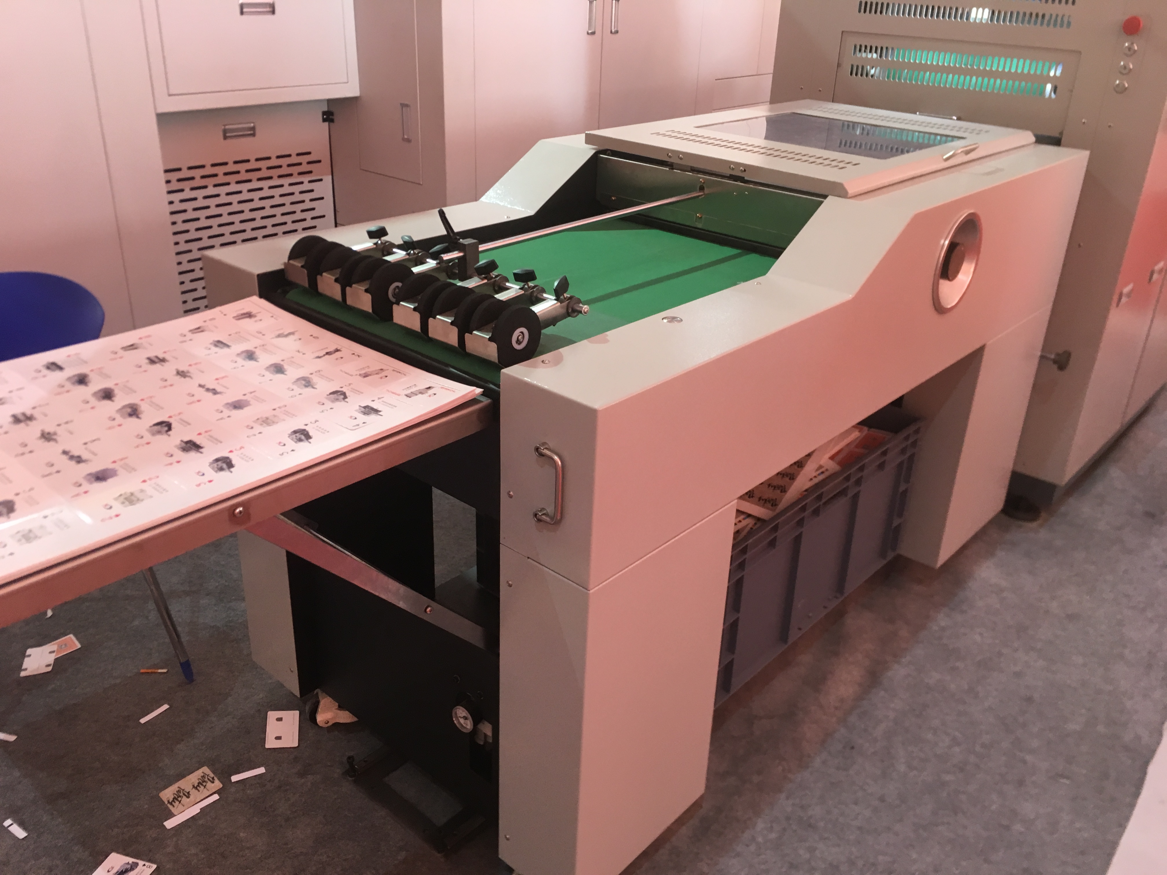 Machine de découpe automatique de papier à rouleaux rotatifs